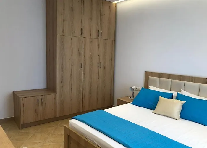 Apartament Theona *