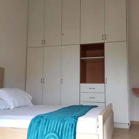 Theona Appartement *